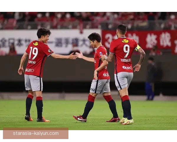 滕哈赫球队防守模式表现稳健，逐渐成为战术分析热点